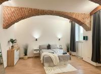 Cozy & Spacious Brick Basement Cityloft - 3 Beds for 4 Persons, Smart Projector - Central Location - 20 min to City Center - Bed and Breakfast Wenen