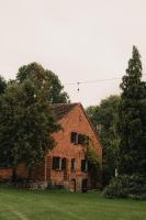 Apartament w XIX-wiecznym Spichlerzu nad Jeziorem z dostępem do parku i widokiem na Dworek Modrzewiowy z 1823 roku - Chambres d'hôtes Szteklin