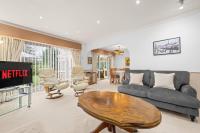 3 Bed Hale Barns Home Near Airport - B&B Ringway