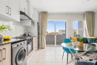 The Orion 16 - Ferienwohnung Table View