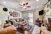 Lakeview ground-floor condo with pool, tennis, and grill access - dog-friendly - B&B Canyon Lake