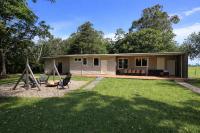 Wave & Willow Retreat- Sleeps 16 & 5 mins to beach - B&B Bolong