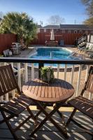 Relaxing Poolside Condo - Chambres d’hôtes Savannah
