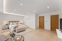 Exquisite 4BR Designer Home with Smart Features, Free Parking & SkyStream - Sleeps Up To 10 in Gerrards Cross SL9 - Chambres d'hôtes Gerrards Cross