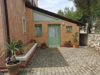 Romantic Tiny House with Private Pool & Fenced garden - Pet friendly - B&B Kostrena