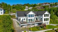 Beachfront Villa with Jacuzzi, Cinema & Canoe - B&B Bergen