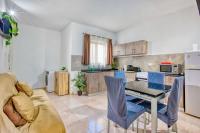 Modern 2BR Apartment, Sleeps 5 near Stunning Bay - B&B Is-Sellum