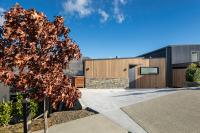 Modern Wanaka Home with Lake & Mountain Views - B&B Wanaka