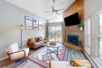 Dog-friendly condo with a gas fireplace, washer/dryer, AC, & cable TV - B&B Canyon Lake