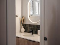 Chalet Gratitude with Private SPA & Sauna, Skiing - B&B Sainte-Côme