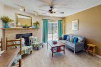 Riverfront condo with pool & hot tub, walk everywhere - B&B New Braunfels