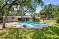 4-Bedroom Home with Private Pool in Euless - B&B Euless