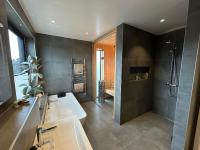 Large pool villa, roof terrace near lake & nature - B&B Floda