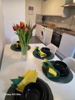 Green & White Haven-Spacious 3BR - Bed and Breakfast Londen