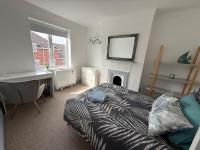 Spacious 4BR for Contractors, Groups, Families - B&B Bournemouth
