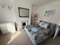 Spacious 4BR for Contractors, Groups, Families - B&B Bournemouth