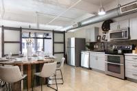 Woolworth Loft - Modern 3BR Apt Steps from Gaslamp - B&B San Diego