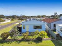 Cunjevoi Beach House - Pet Friendly - 5 Mins to Beach - Bed and Breakfast Culburra Beach
