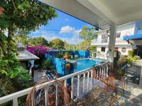 Villa Elvira Private Resort - Bed and Breakfast Panungyan