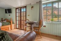Thistle Lodge, Lake District shepherd hut with hot tub - Chambres d’hôtes Coniston