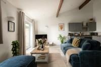 Goodwood - Modern Stay in Cotswolds with Hot Tub - Bed and Breakfast South Cerney