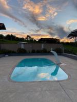 Recanto da Alegria - Casa em Cunha com Jacuzzi,Piscina,Rede,Churrasqueira,Lareira,Deck, Banco de coração - B&B Cunha