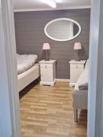 Cosy living room, bedroom and bathroom and kitchen area - B&B Kolavåg