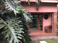 Habitación con cama extragrande y vistas al jardín 