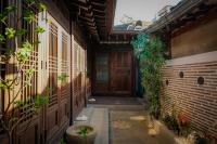 30 seconds from Dongmyo Station Private Hanok Exclusive use DDP Cheonggyecheon Dongdaemun Selected as an excellent hanok Maximum 5 people - Chambres d'hôtes Séoul