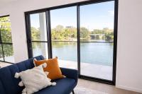 Luxe 4BR in Mermaid Waters - Views and Waterfront Bliss - B&B Gold Coast