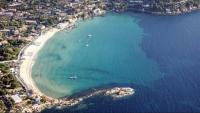 PLAGE St CLAIR APPARTEMENT AVEC TERRASSE Le Lavandou Saint Clair, a deux pas de la plage de St Clair, au calme, Studio tout équipé, clim, Wifi Fibre, TV connectée, lave linge, lave vaisselle, place de parking et plus, serviettes et draps fournis - Chambres d'hôtes Le Lavandou