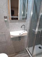 SMALL DOUBLE BUDGET ROOM IN EVES