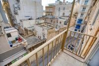 Sliema Stay steps from Seafront & Ferries - B&B Sliema