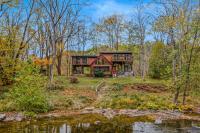 River Time Cabin - Riverfront, Hot Tub, Screen Porch, Fishing, Games, View, 3 King Beds - Chambres d'hôtes Berkeley Springs