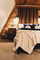The Rustic Triangle A-Frame with Hot Tub - Bed and Breakfast Perrysville