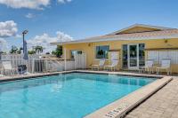 Deck & Resort Perks: Home 3 Mi to Fort Myers Beach - B&B Fort Myers Beach