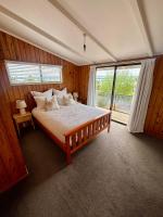 Spacious Taupō home with lake views - B&B Taupo