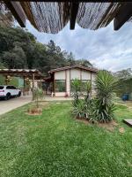 Casa Moderna e Espaçosa com Piscina e Lareira na Serra da Cantareira - B&B Mairiporã