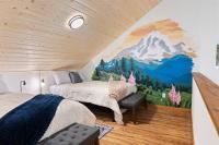 Rainier's Newest Luxury Chalet with Hot Tub-AC-WiFi - Chambres d'hôtes Ashford