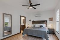 Luxe Mt. Rainier Lodge w/ Hot Tub-AC-Game Room - B&B Ashford