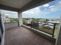 Habitación con cama grande y balcón