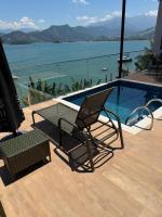 Angra dos Reis casa linear 5 suítes na beira da praia, piscina, churrasqueira, varanda ampla de frente pro mar - Chambres d'hôtes Angra dos Reis