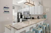 Steps from pool, 5-minute walk to the beach! - Ferienwohnung Destin