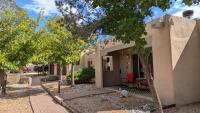 Artist Rd Retreat -Walk to Plaza, nestled in the Foothills of the Mountains - Chambres d'hôtes Santa Fe