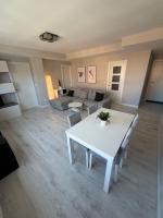 En las Tablas 2 Habit 2 Baños Gym Parking Piscina - B&B Madrid