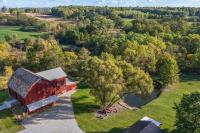Historic Farmhouse with Pool & Barn - B&B Mansfield