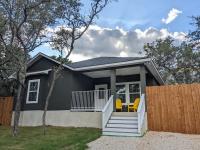 Cheerful 3BR 2BA House Minutes from Canyon Lake - B&B Canyon Lake
