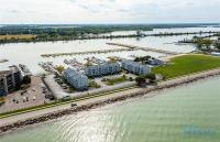 Port Clinton Paradise- Waterfront 2 bedroom, Pool, Hot tub, Sauna, Fire pit - B&B Port Clinton