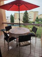 2 appartements mitoyens avec climatisation, piscine et parking - Plages et Port à 100m - B&B Gruissan