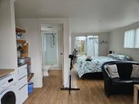 a private and sunny unit in the middle of north shore - Chambres d’hôtes Auckland